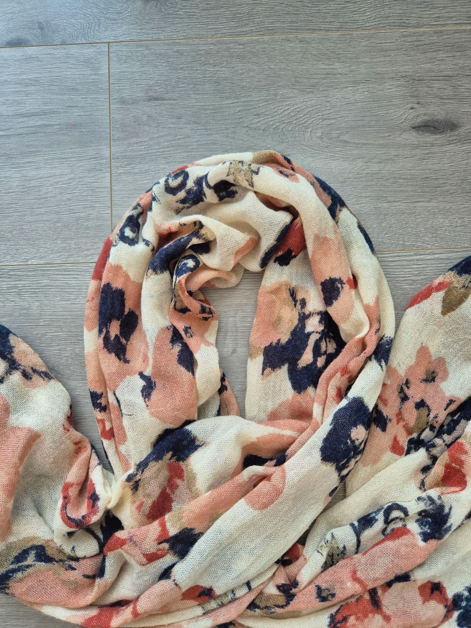 Zachte Bloemen Sjaal / Omslagdoek met Kwastjes (Perzik, Blauw, Beige) – photo 4